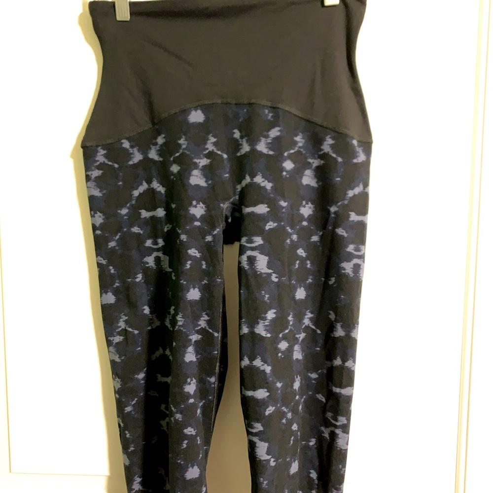 Spanx Patterned Shapewear Capri Leggings